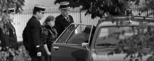 Murielle Bolle escortée par des policiers, le 7 novembre 1984 à Lépanges-sur-Vologne, dans les Vosges