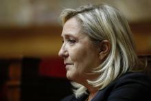 La présidente du parti d'extrême droite Rassemblement national (RN) et député Marine Le Pen assiste à une séance de questions au gouvernement à l'Assemblée nationale française à Paris, le 5 novembre 2