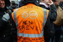Des grévistes se rassemblent au dépôt de bus RATP de Vitry-sur-Seine, le 13 janvier 2020