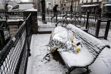 Un sans domicile sur un banc à Paris en plein hiver le 22 janvier 2019