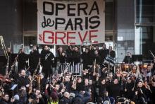 Des musiciens de l'orchestre de l'Opéra de Paris en grève contre la réforme des retraites organisent un mini concert sur les marches de l'opéra Bastille, le 31 décembre 2019 à Paris