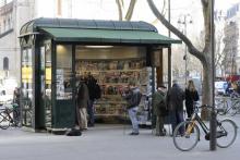 Un kiosque à journaux nouvelle génération, le 14 mars 2017 à Paris