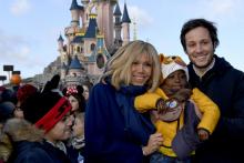 Brigitte Macron et le chanteur Vianney aux côtés d'enfants malades lors de l'opération Pièces jaunes 2020 à Disneyland Paris, le 29 janvier 2020