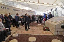 Le président français Emmanuel Macron et l'ancien chasseur de nazis Serge Klarsfeld se recueillent devant le mémorial de la déportation des Juifs de France, le 23 janvier 2020 à Bet Shemesh, en Israël