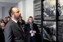 Le Premier ministre français Edouard Philippe visite le memorial de l'ancien camp de concentration nazi d'Auschwitz (Pologne), pour le 75e anniversaire de sa libération, le 27 janvier 2020
