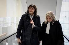 Cathy Thomas (G), dont la soeur et les parents ont été tués par l'ex-compagnon de sa soeur, arrive au tribunal de Paris, le 10 février 2020