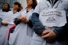 Des employés de l'hôpital Saint-Louis soutiennent les démissions collectives de 19 chefs de service, le 3 février 2020 à Paris