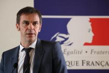 Le ministre de la Santé Olivier Véran tient une conférence de presse le 18 février 2020 à Paris