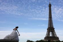 Une mariée sur le pont Bir-Hakeim, près de la Tour Eiffel, à Paris, le 27 juin 2015