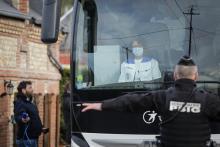 Un autocar avec 34 Français rapatriés de Chine arrive à Branville, pour être mis en quarantaine, le 21 février 2020