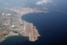Vue aérienne de Nice et de l'aéroport international de Nice Côte d'Azur le 21 juillet 2019
