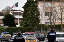 Des gendarmes contrôlent les accès à la gendarmerie de Dieuze (Moselle) après l'agression d'un gendarme le 3 février 2020