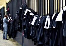Les avocats du barreau de Bordeaux ont accroché leurs robes aux grilles du tribunal de Bordeaux lors d'une manifestation contre la réforme des retraites, le 17 janvier 2020