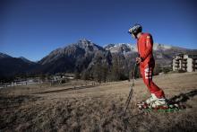 Un skieur sur herbe dans les Alpes italiennes en 2015