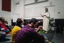 Une imame, Kahina Bahloul, mène la prière du vendredi dans une salle louée du 11e arrondissement de Paris, le 21 février 2020