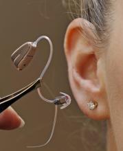Les prothèses auditives proposées dans le cadre du dispositif "100% Santé" ne sont pas des appareils "au rabais", selon UFC-Que Choisir