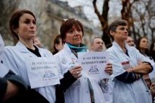 Des employés de l'hôpital Saint-Louis soutiennent les démissions collectives de 19 chefs de service, le 3 février 2020 à Paris