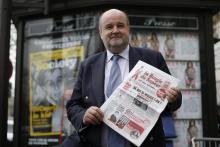 le Vicomte Jean d'Indy, rédacteur en chef de "La Bougie du Sapeur", tient un exemplaire du journal qui sort tous les quatre ans, le 24 février 2016 à Paris