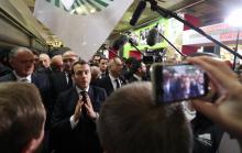 Le président Emmanuel Macron (c) parle avec des membres de la FNSEA lors de sa visite au Salon de l'agriculture, le 22 février 2020 à la Porte de Versailles, à Paris