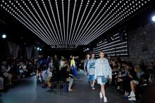 Des mannequins présentent les dernières créations du sytliste chinois Jarel Zhang lors du défilé de prêt-à-porter printemps été 2020, le 1er octobre 2019 à Paris