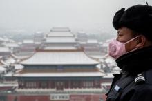 Un garde de sécurité devant la Cité interdite à Pékin, le 2 février 2020