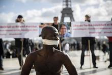 L'artistes sénégalais Alioune Diane sur l'esplanade du Trocadéro le 11 février 2020 lors du rassemblement silencieux en soutien à Fariba Adelkhah et Roland Marchal, détenus en Iran depuis le 5 juin 20