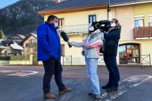 Le maire de La Balme-de-Sillingy (Haute-Savoie) Francois Daviet répond à des journalistes le 28 février 2020