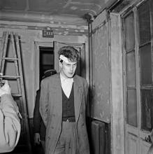 Jacques Fesch escorté par des policiers, le 4 octobre 1954 à Paris