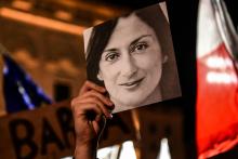 Un portrait de la journaliste Daphne Caruana Galizia, assassinée alors qu'elle enquêtait sur la corruption à Malte, lors d'une manifestation à La Vallette, le 29 novembre 2019