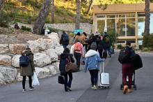 Des personnes évacuées de Wuhan, en Chine, et placés en quarantaine pendant 14 jours, quittent le centre de vacances de Carry-le-Rouet, le 14 février 2020 près de Marseille