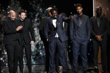 Le réalisateur français Ladj Ly (C) a remporté le César du meilleur film pour "Les Misérables" à Paris le 28 février 2020