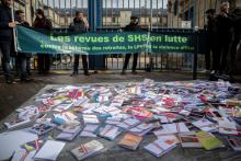 Des chercheurs opposés à la future loi de programmation pluriannuelle de la recherche déposent des "pages blanches" devant le ministère de l'Enseignement supérieur à Paris le 25 février 2020