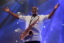 Le saxophoniste et chanteur franco-camerounais Emmanuel N'Djoke Dibango, dit Manu Dibango, le 30 juin 2018 lors d'un concert au Ivory Hotel à Abidjan