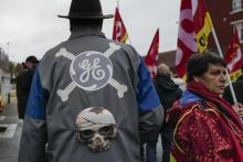 Le logo de General Electric à la place d'une tête de mort, plaqué sur le dos d'un salarié qui manifeste sur le site de turbines à gaz à Belfort le 19 octobre 2019