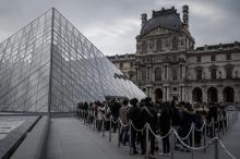 Des visiteurs à l'entrée du musée du Louvre, le 4 mars 2020