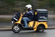 Une factrice fait sa tournée sur un scooter électrique à Chevilly-Larue en banlieue parisienne le 20