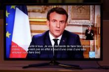 Photographie prise le 12 mars 2020 de la restransmission sur France 24 de l'allocution du président Emmanuel Macron en pleine crise du coronavirus