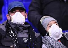 Des spectateurs supporters de la Juventus protégés par des masques dans les tribunes du Parc Olympique Lyonnais le 26 février 2020