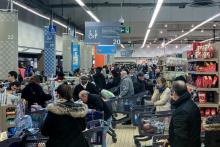 Des files d'attente aux caisses dans un supermarché à Villiers-sur-Marne en banlieue parisienne, le 13 mars 2020