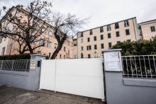 Les portes d'une école à Ajaccio (Corse), fermée pour mise en quarantaine, le 9 mars 2020