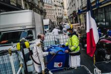 Des employés devant une fabrique improvisée de gel hydroalcoolique dans le VIe arrondissement de Paris, le 27 mars 2020