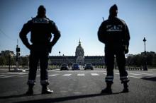 Des policiers dans les rues de Paris pour veiller au bon respect des mesures de confinement, le 24 mars 2020