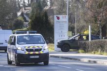 Un véhicule militaire stationne près de l'hôpital Emile-Muller à Mulhouse le 19 mars 2020, où doit être installé un hôpital militaire de campagne