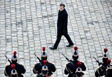 Le premier des "marcheurs" Emmanuel Macron passe les troupes en revue, avant l'hommage national au fondateur du Nouvel Observateur, Jean Daniel, aux Invalides, le 28 février 2020