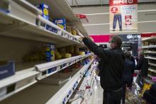 Achats de pâtes dans un supermarché à Pfastatt, dans l'est de la France, le 16 mars 2020