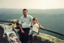Une photo du juge Bernard Borrel avec ses enfants diffusée en 2006 par sa veuve, Elisabeth Borrel