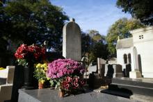 Romain Banliat est allé fleurir le cimetière de son village, Plerguer en Île-et-Vilaine, avec un camion chargé de 400 à 500 compositions florales de saison, "des primevères, des jacinthes, des jonquil