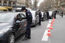 Des policiers français contrôlent des automobilistes à Paris