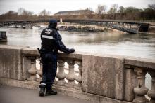 Un policier surveille les berges de la Seine interdites, le 21 mars 2020 à Paris