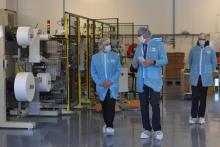 Emmanuel Macron visitel'usine de masques de la PME Kolmi-Hopen en périphérie d'Angers (Maine-et-Loire), le 31mars 2020